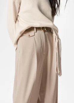Gerade geschnittene Hose mit Bügelfalten