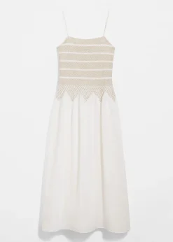 Gesmoktes Midikleid mit schmalen Trägern
