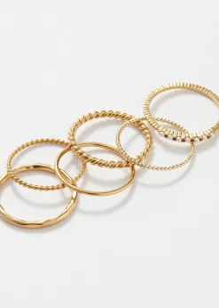 Goldfarbene Ringe im Set