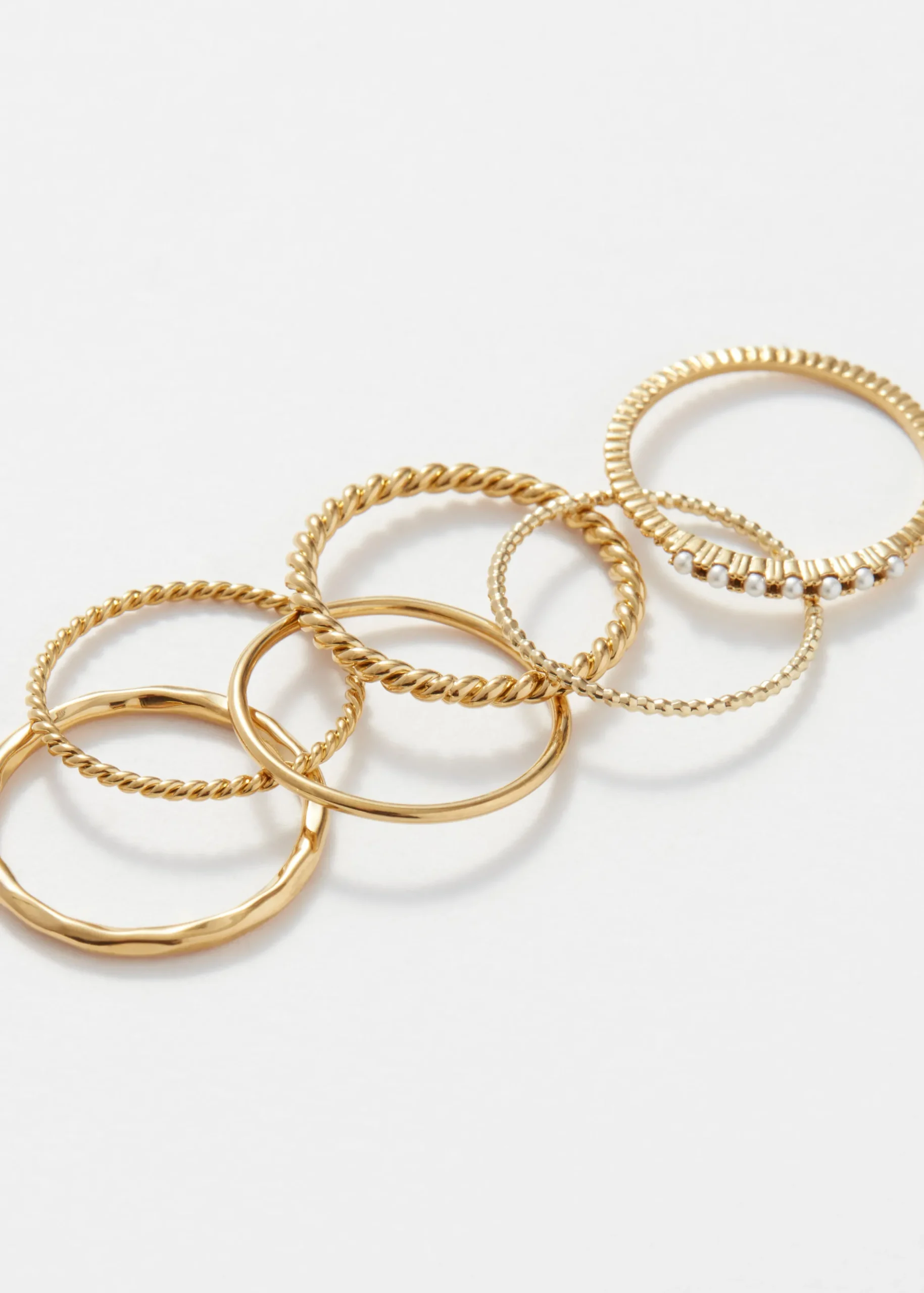 Goldfarbene Ringe im Set