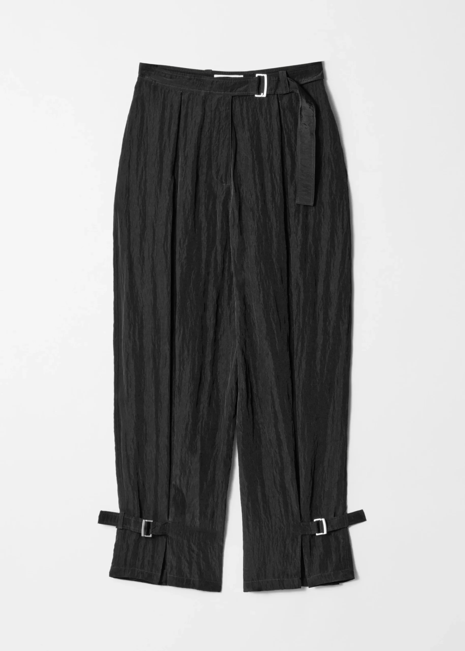 Hose mit Kellerfalten und Gürtel