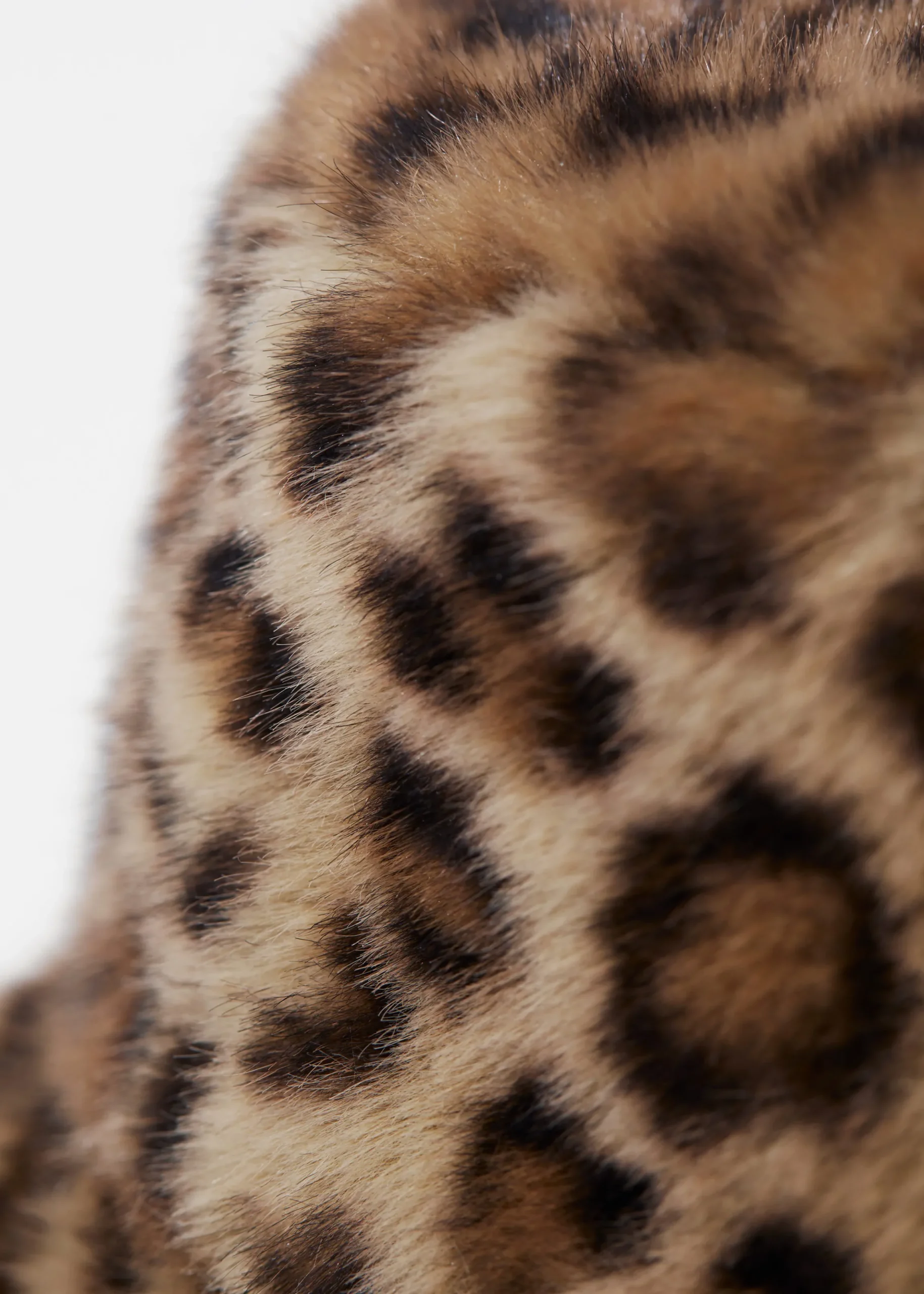 Hut aus Fellimitat mit Leopardenmuster