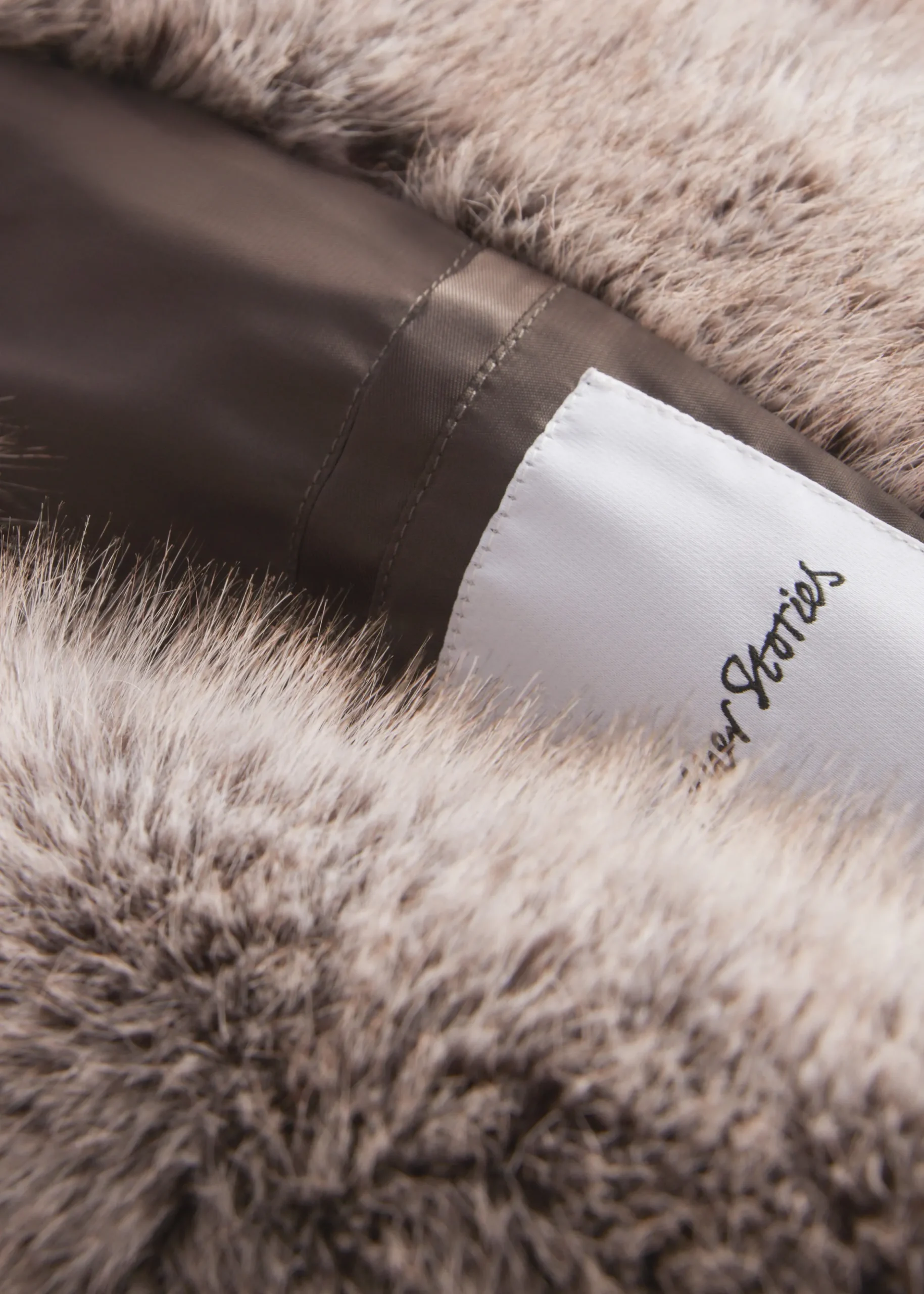 Jacke aus Fellimitat mit Gürtel