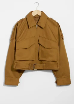 Jacke mit aufgesetzten Taschen und Gürtel