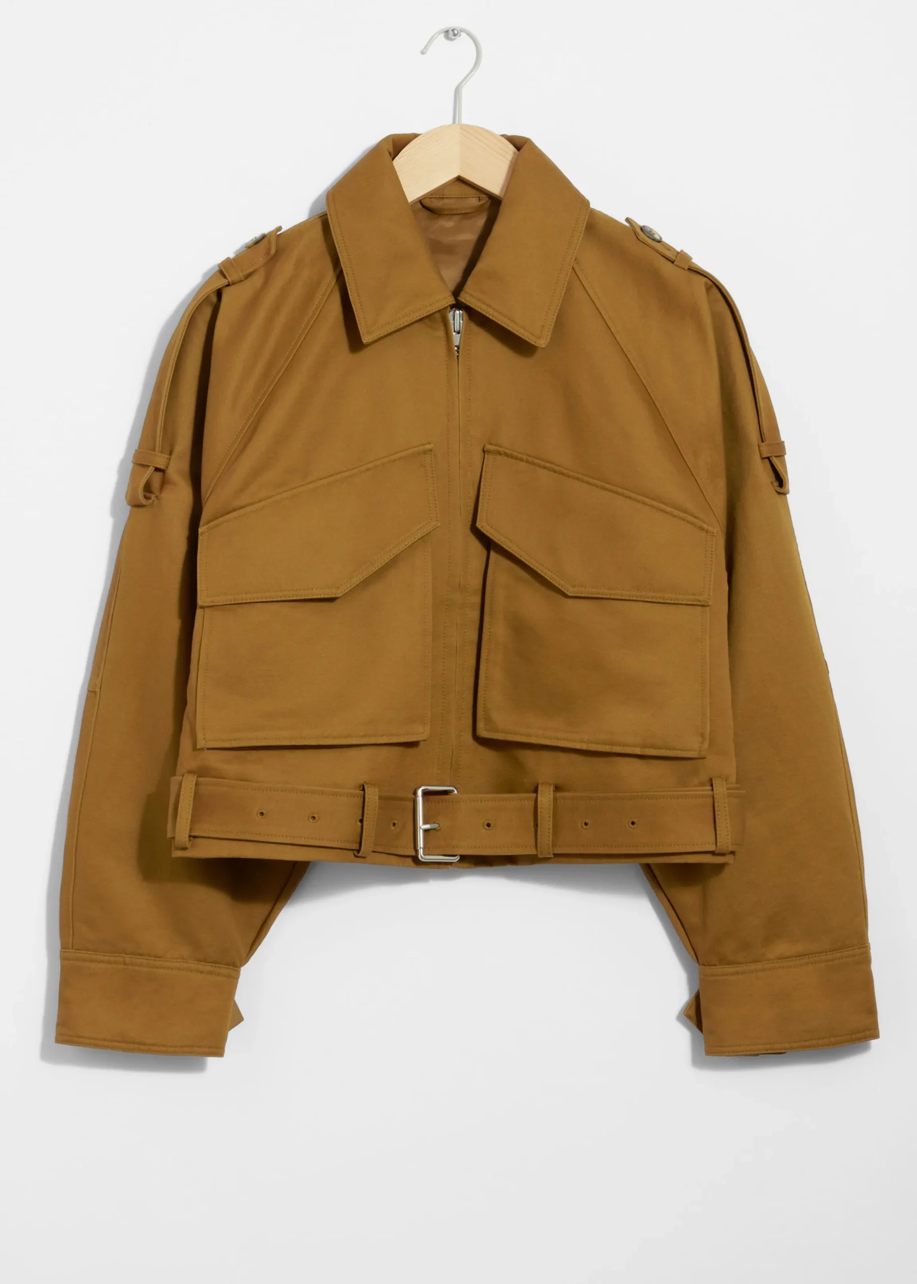 Jacke mit aufgesetzten Taschen und Gürtel