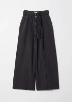 Jeans mit Faltendetail und Gürtel