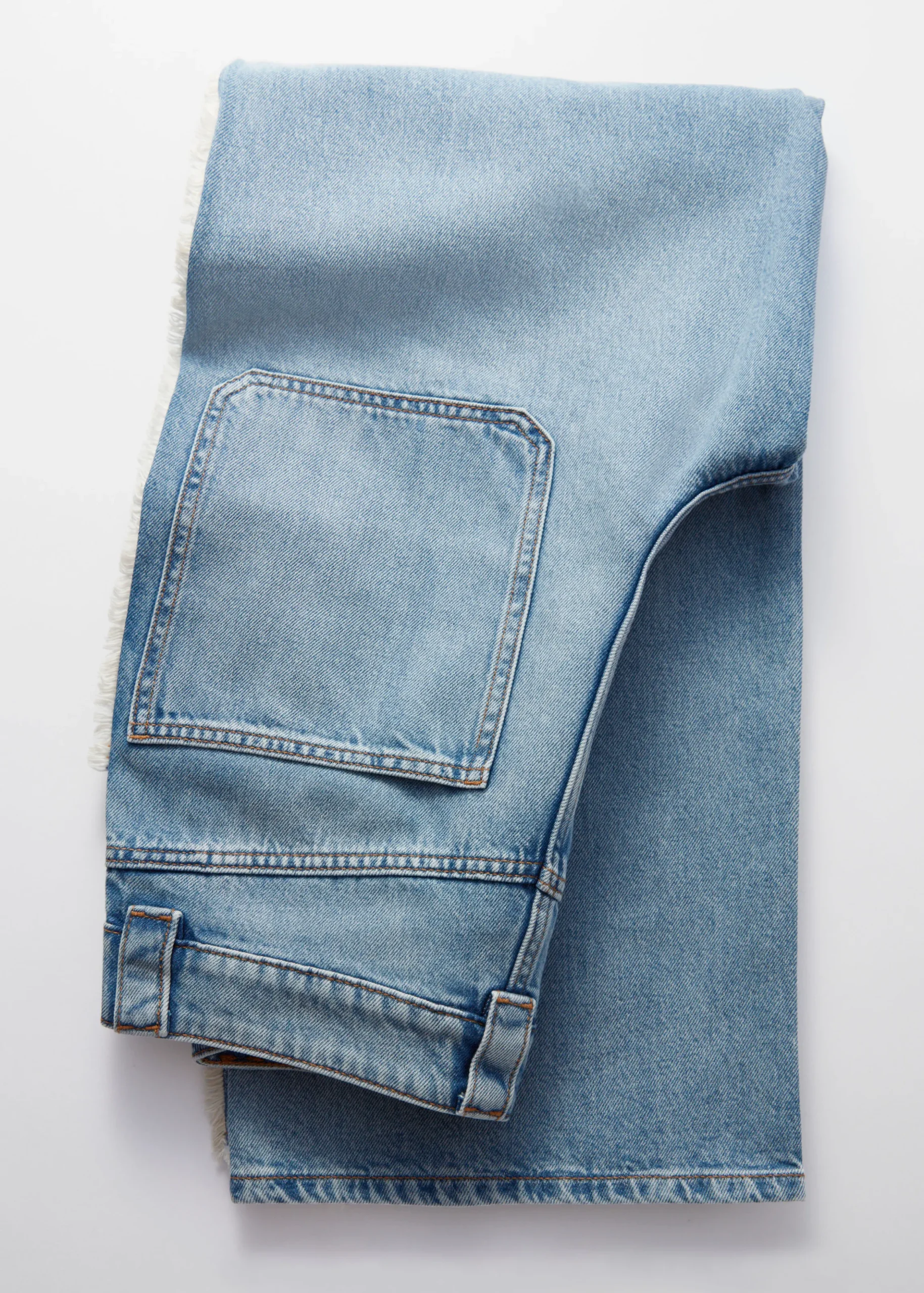 Jeans mit weitem Bein und Fransen