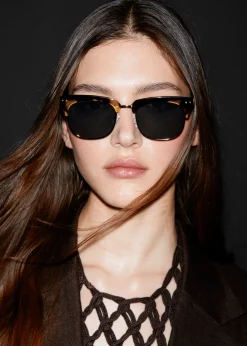 Klassische Sonnenbrille mit D-förmigem Rahmen
