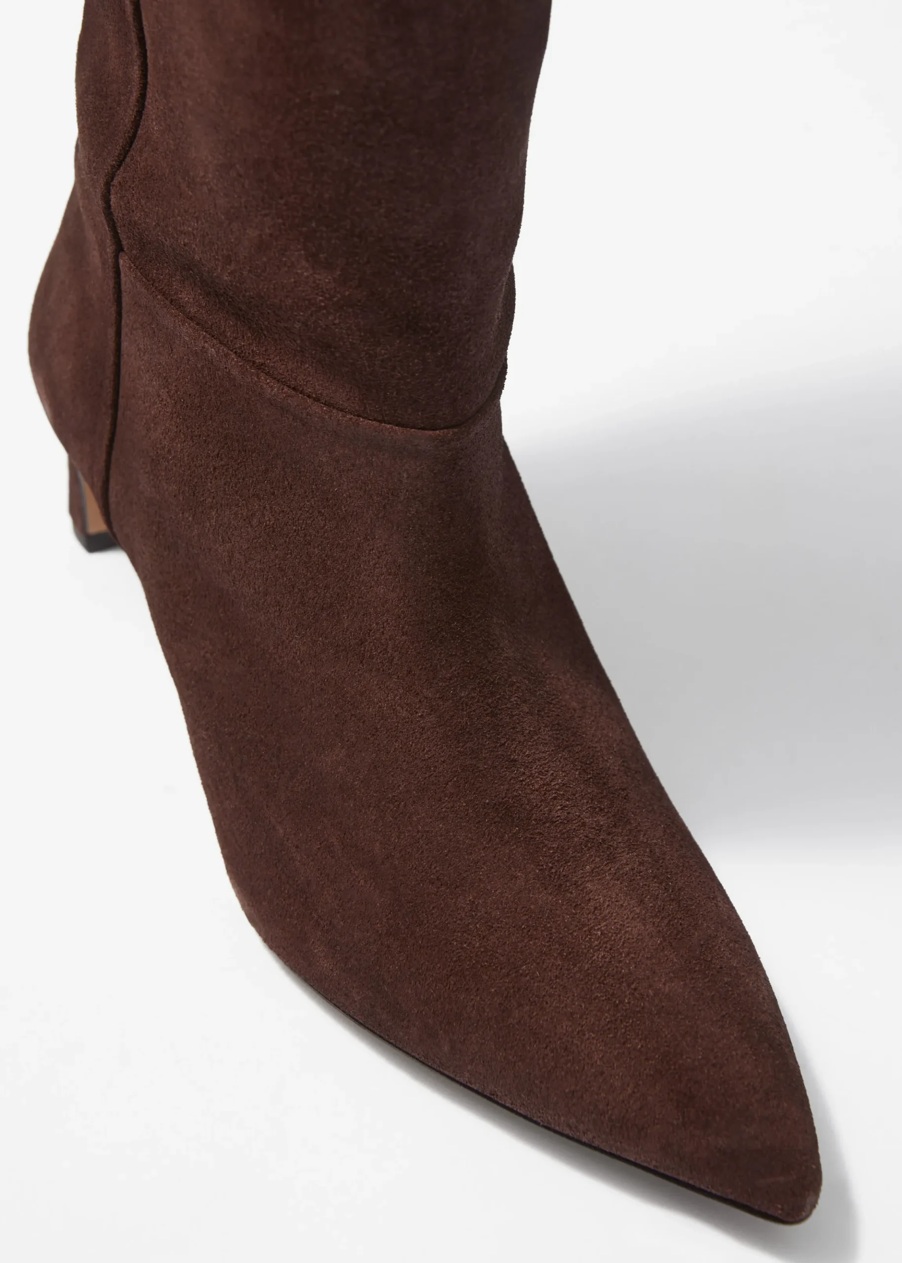 Kniehohe Stiefel mit spitzer Zehenpartie