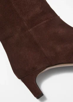 Kniehohe Stiefel mit spitzer Zehenpartie