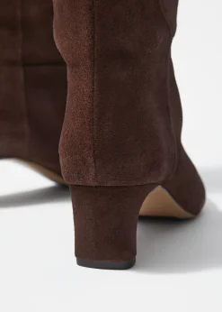 Kniehohe Stiefel mit spitzer Zehenpartie