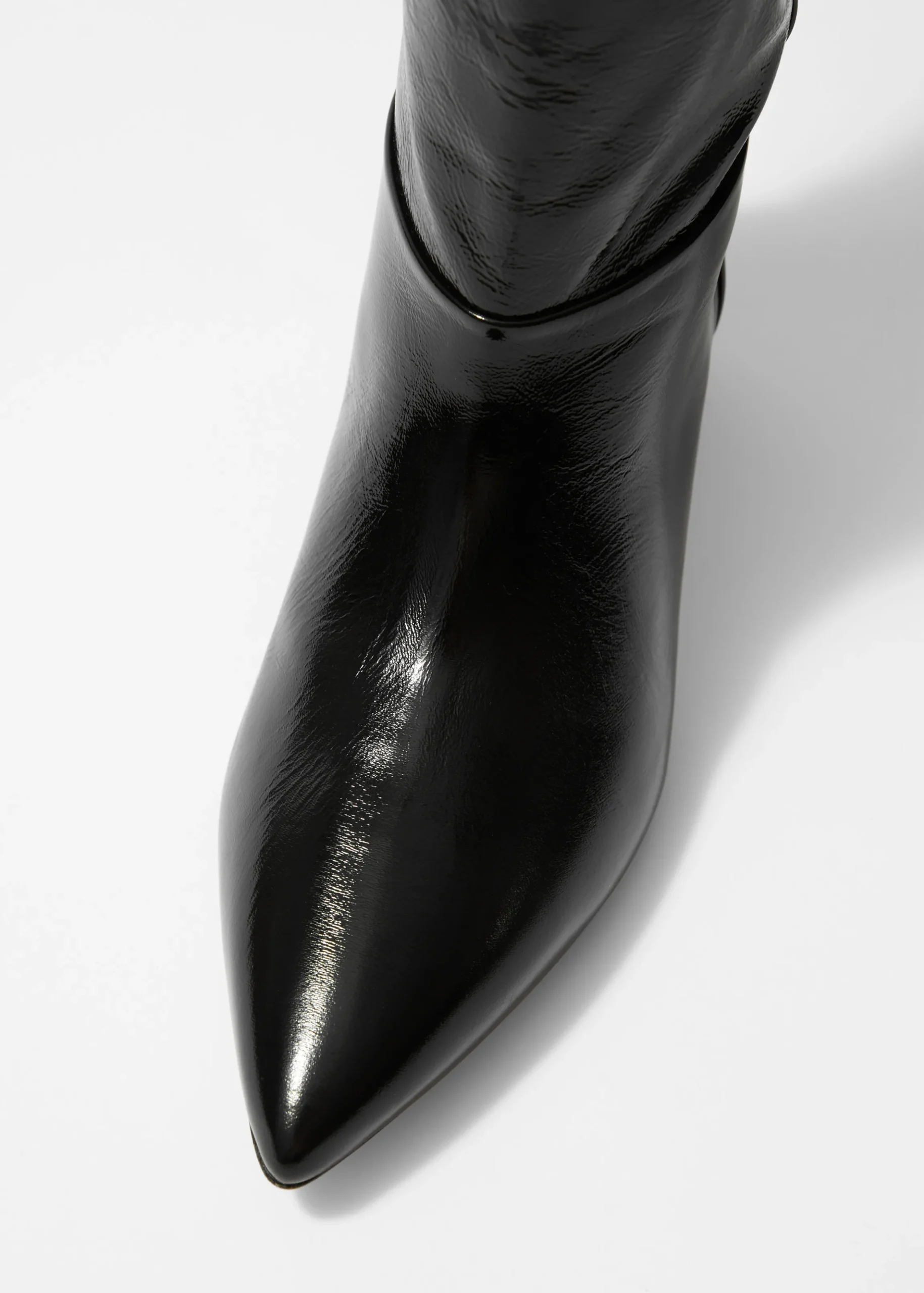 Kniehohe Stiefel mit spitzer Zehenpartie