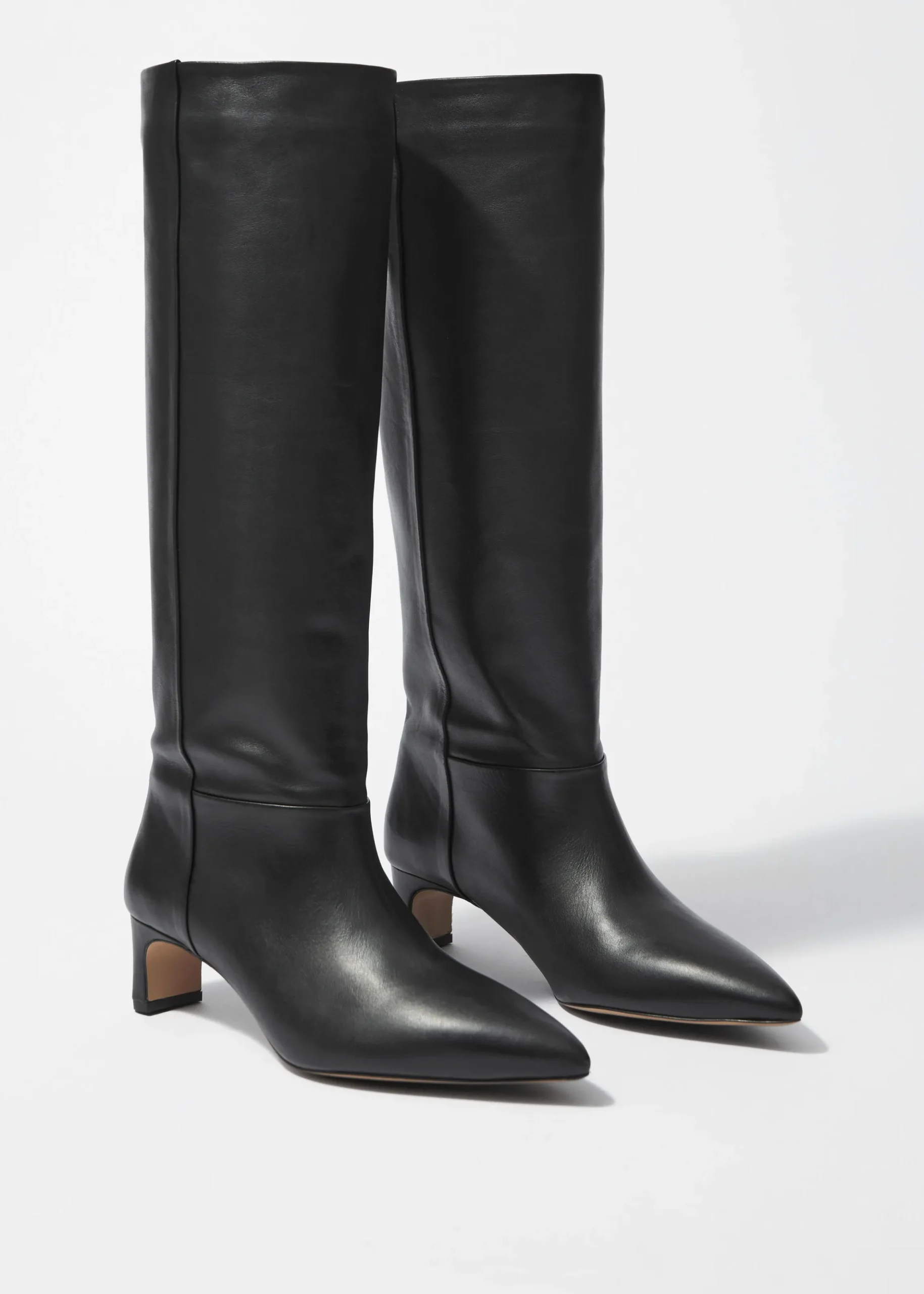 Kniehohe Stiefel mit spitzer Zehenpartie