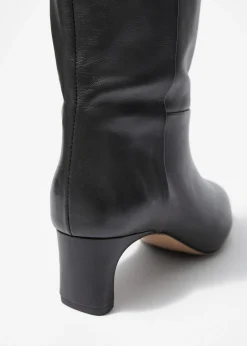 Kniehohe Stiefel mit spitzer Zehenpartie