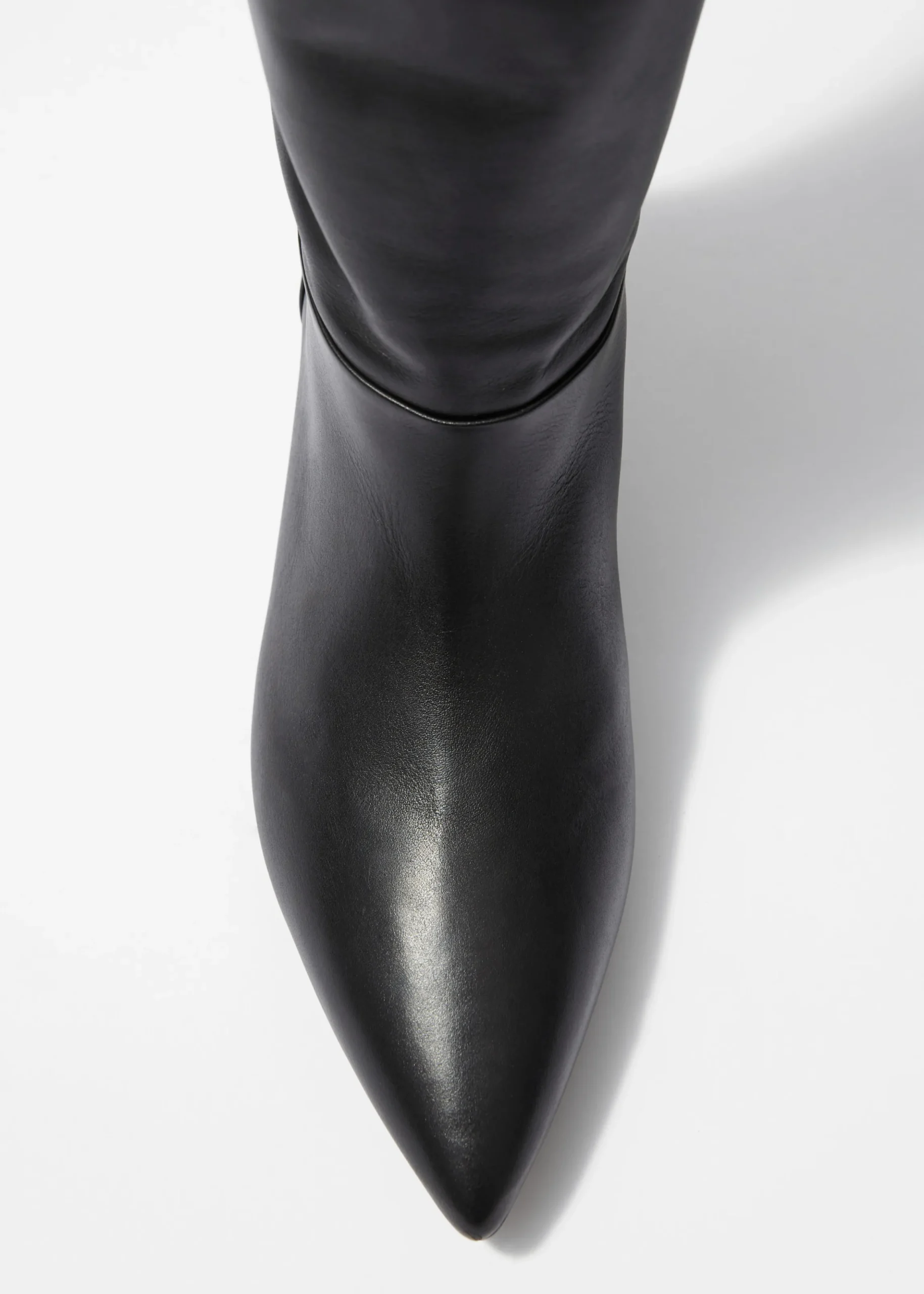 Kniehohe Stiefel mit spitzer Zehenpartie