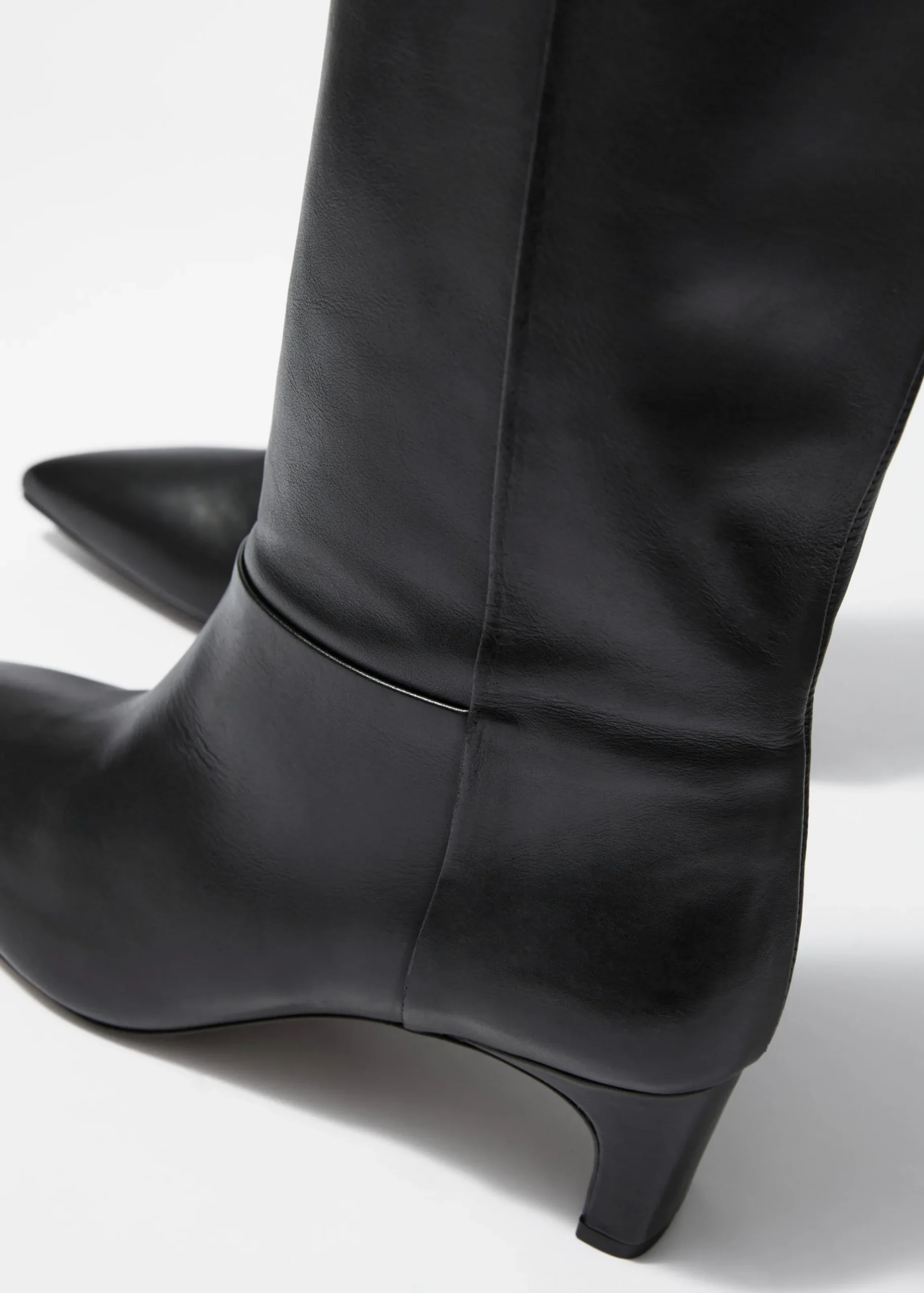 Kniehohe Stiefel mit spitzer Zehenpartie