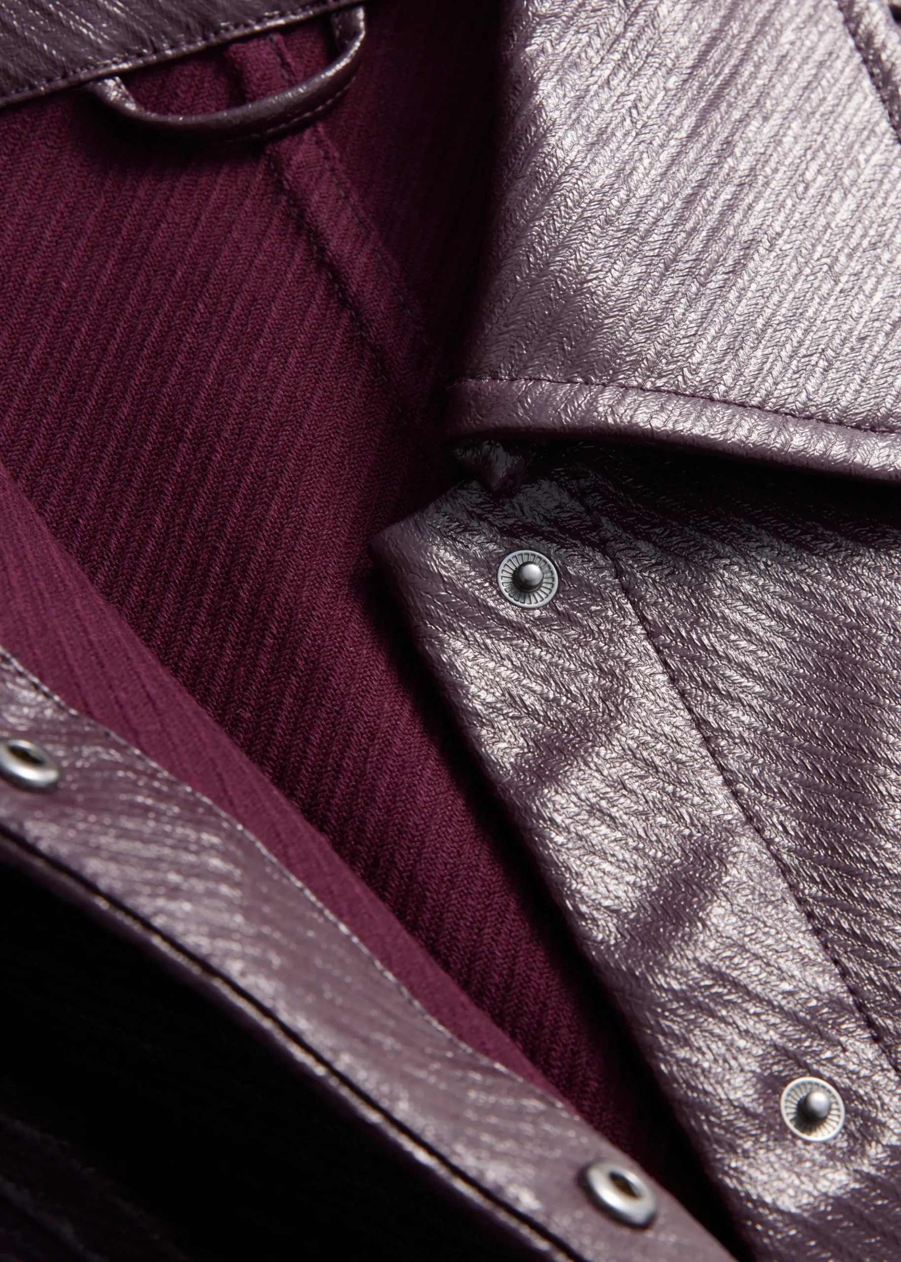 Kurze Jacke mit aufgesetzten Taschen