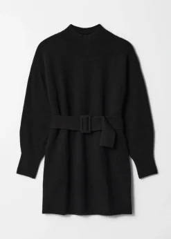 Kurzes Strickkleid mit Gürtel