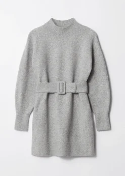 Kurzes Strickkleid mit Gürtel