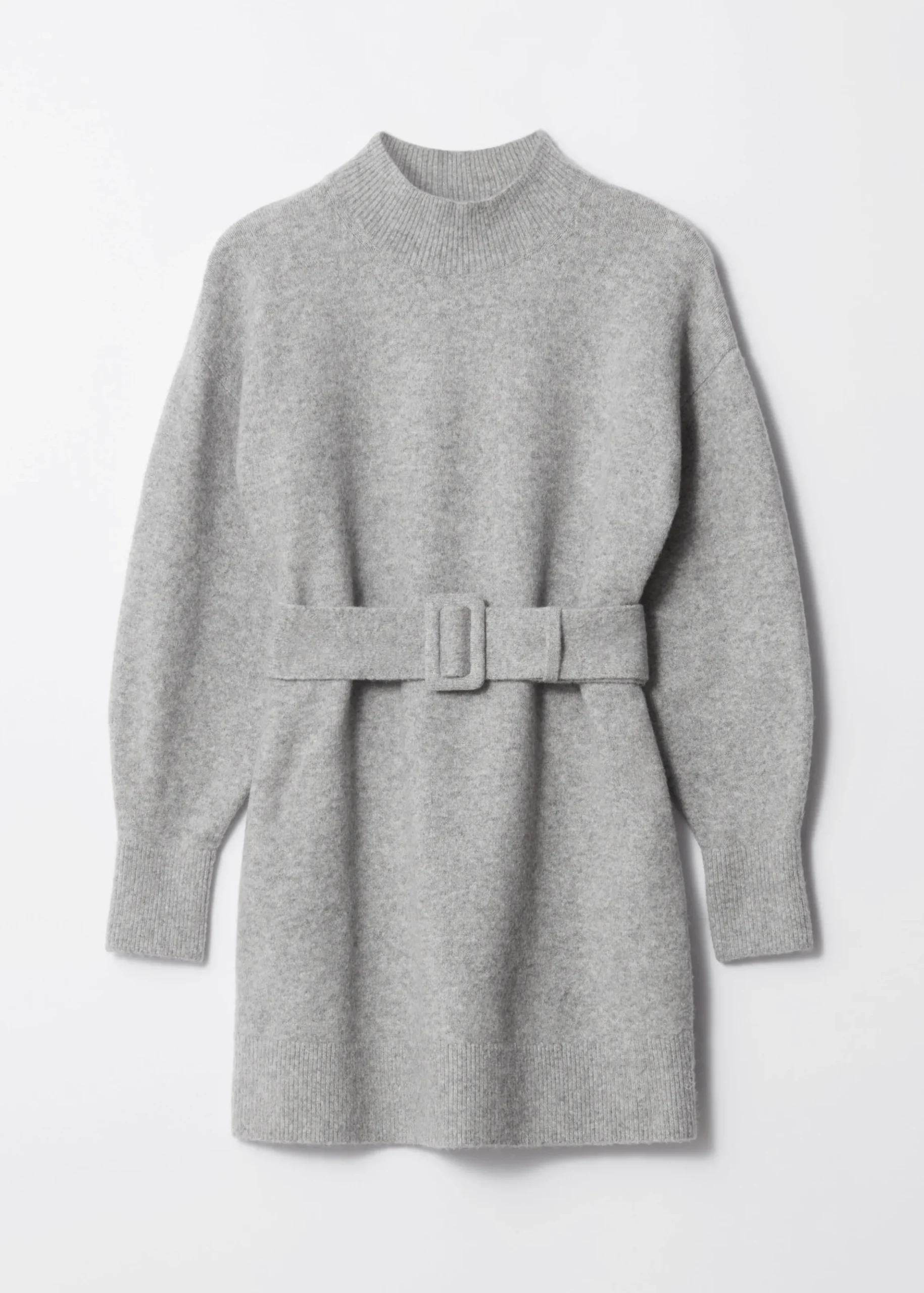 Kurzes Strickkleid mit Gürtel