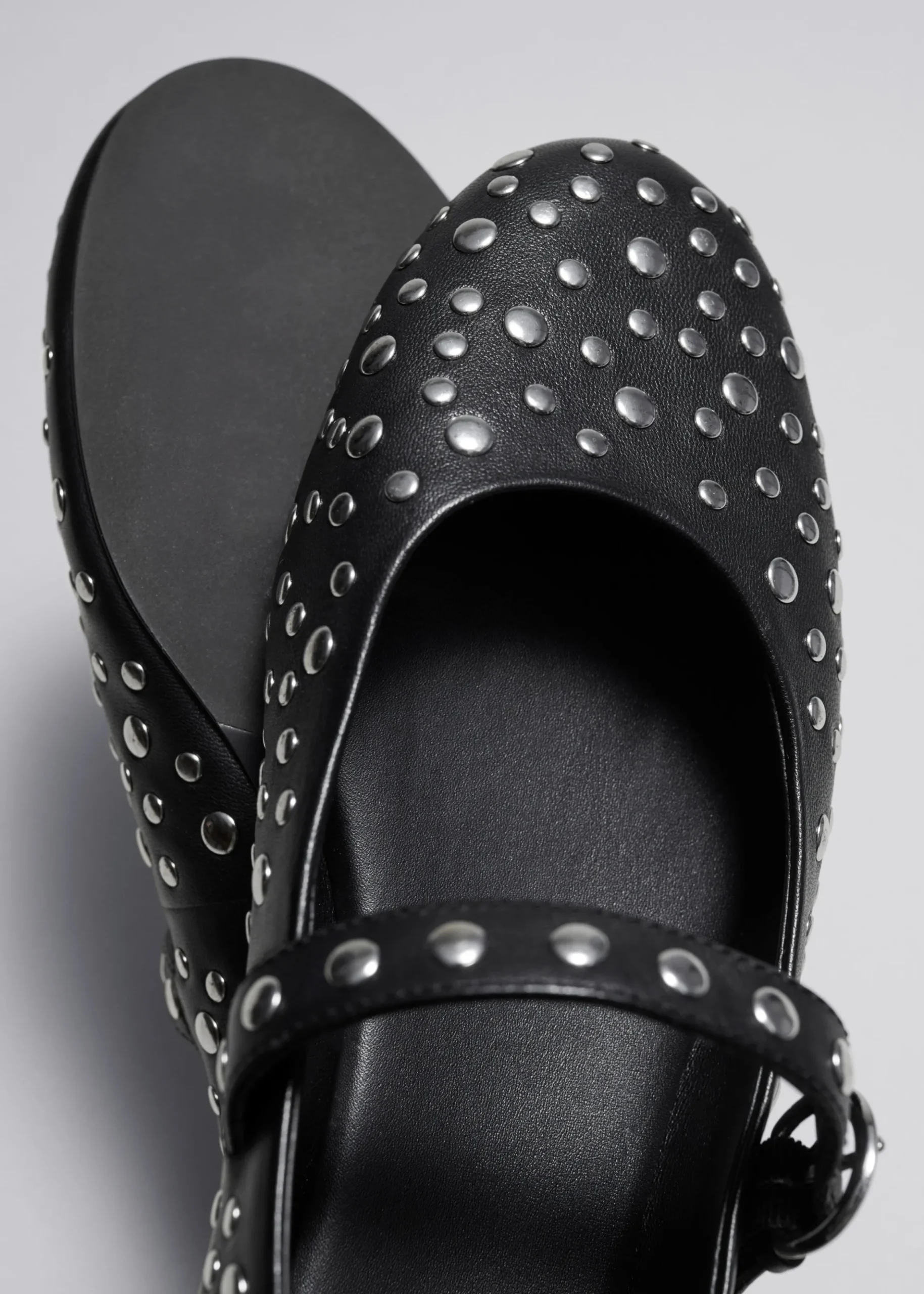 Lederballerinas mit Nieten