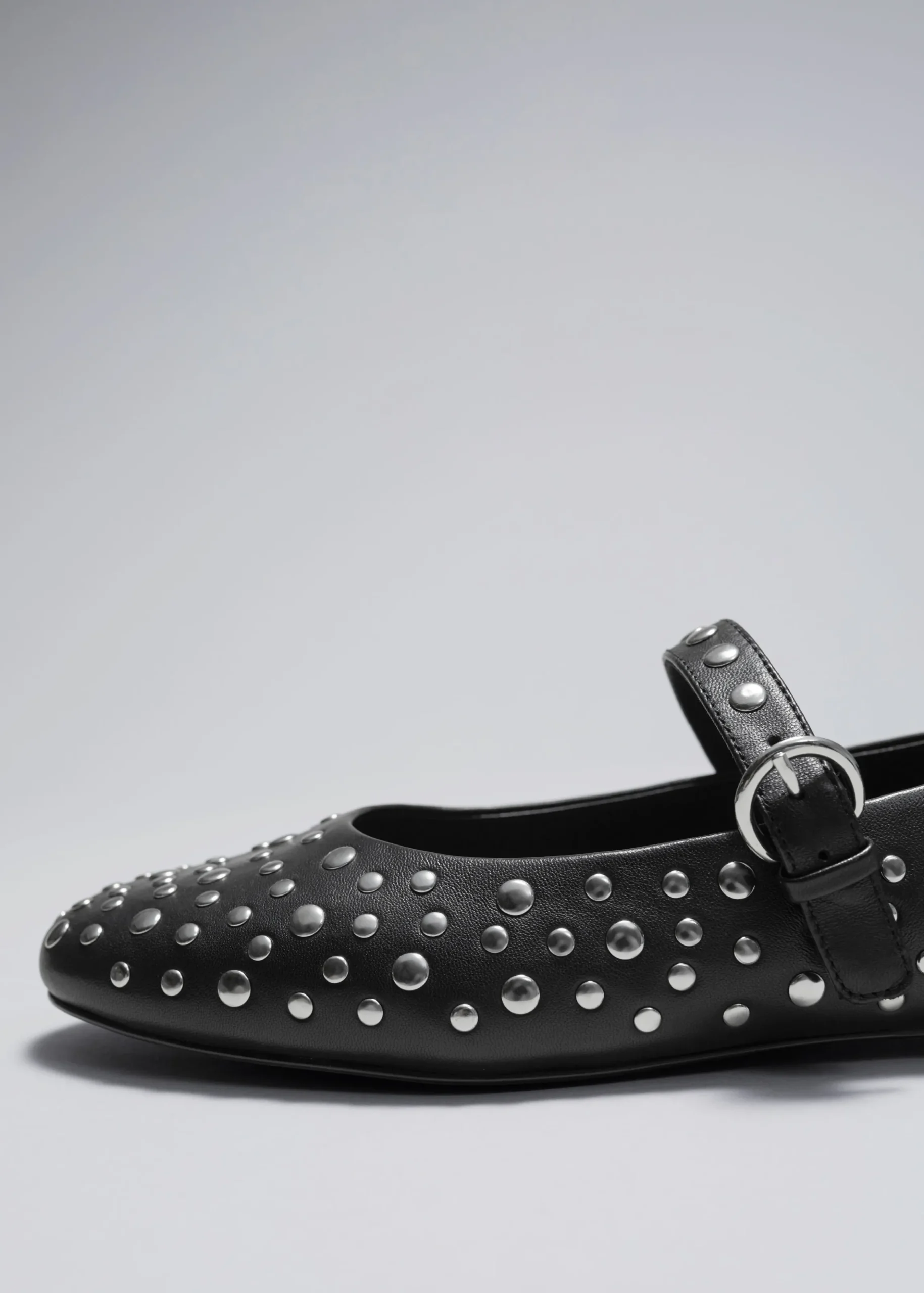 Lederballerinas mit Nieten