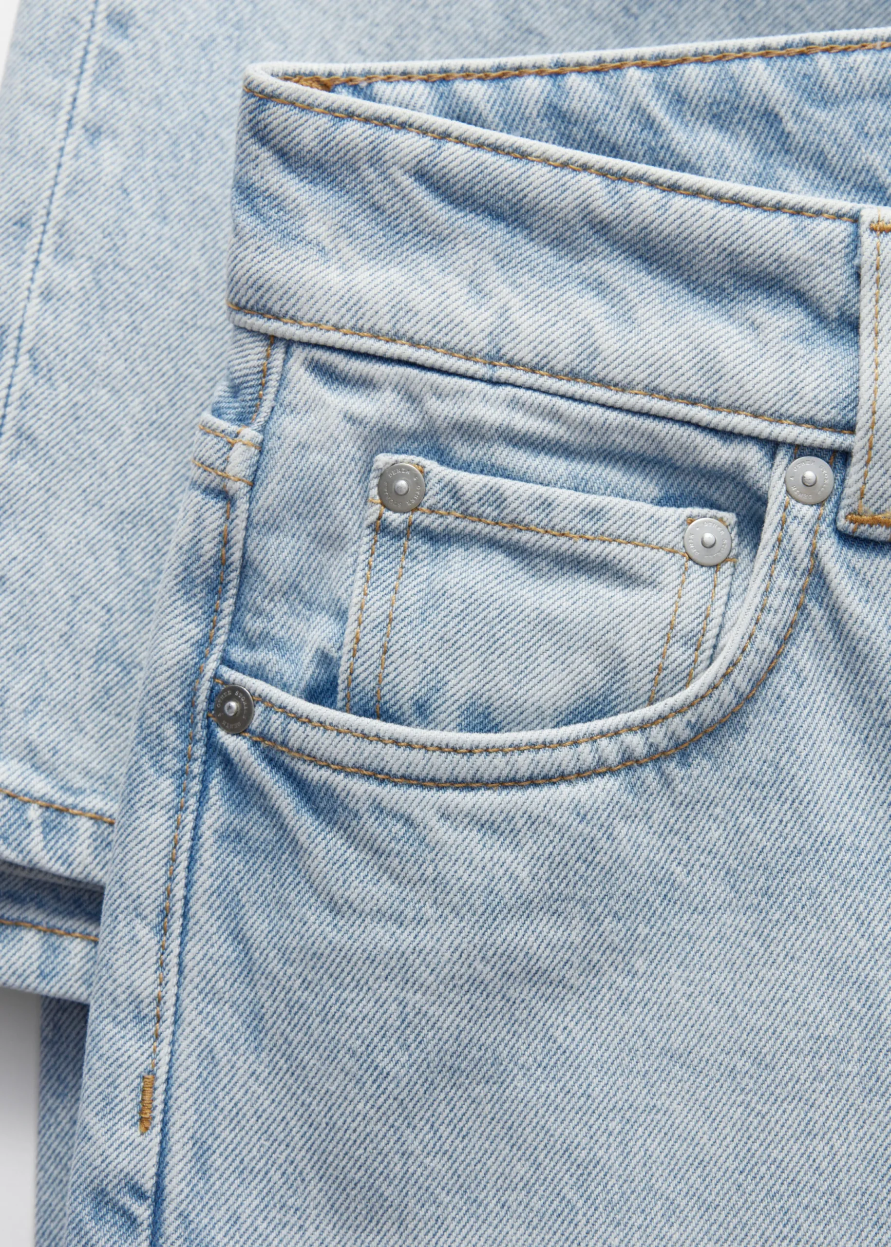 Locker geschnittene Jeans mit weitem Bein