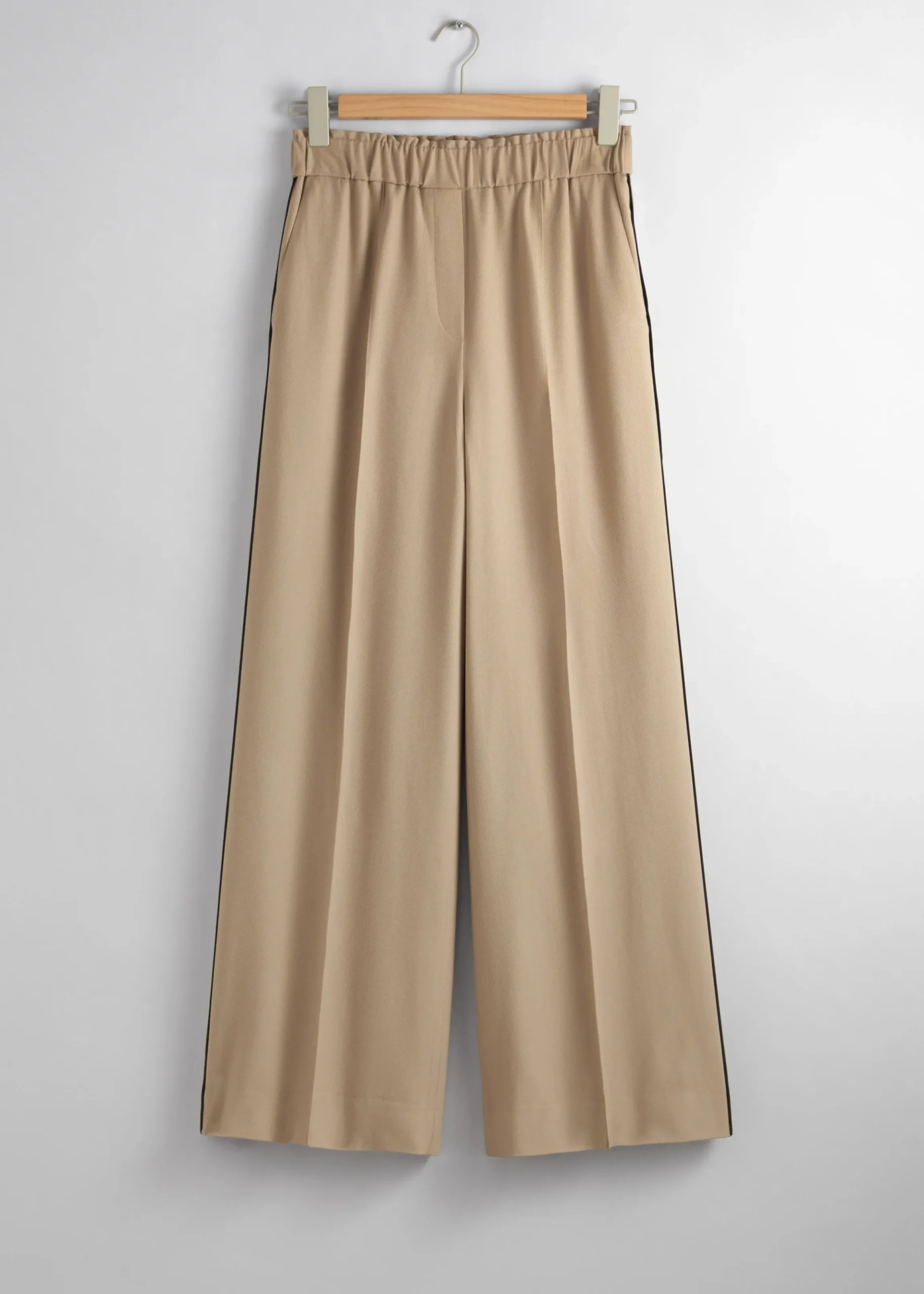 Lockere Hose mit Bügelfalten