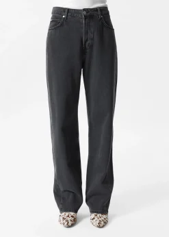 Lockere, schmal zulaufende Jeans