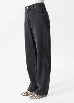Lockere, schmal zulaufende Jeans