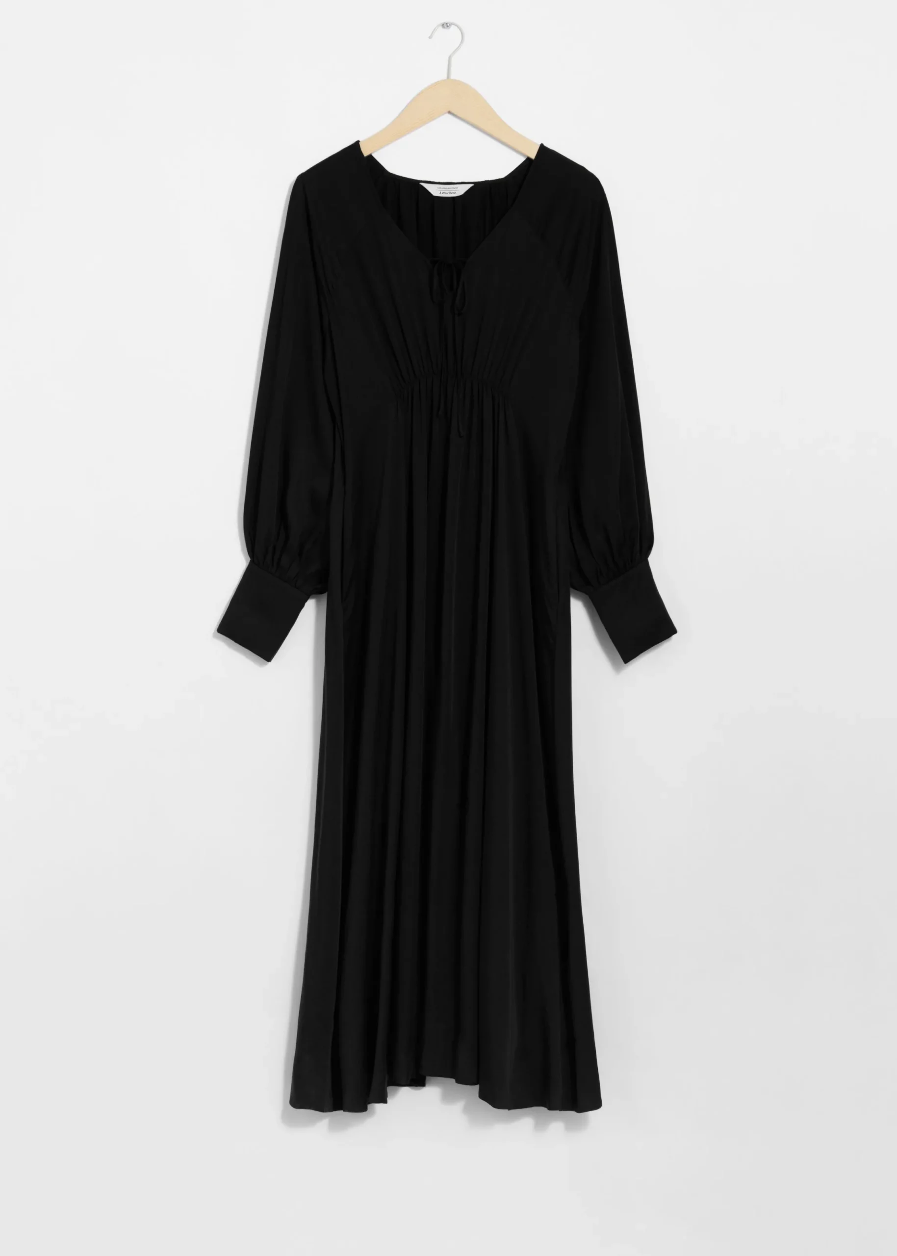 Midikleid aus Satin mit V-Ausschnitt