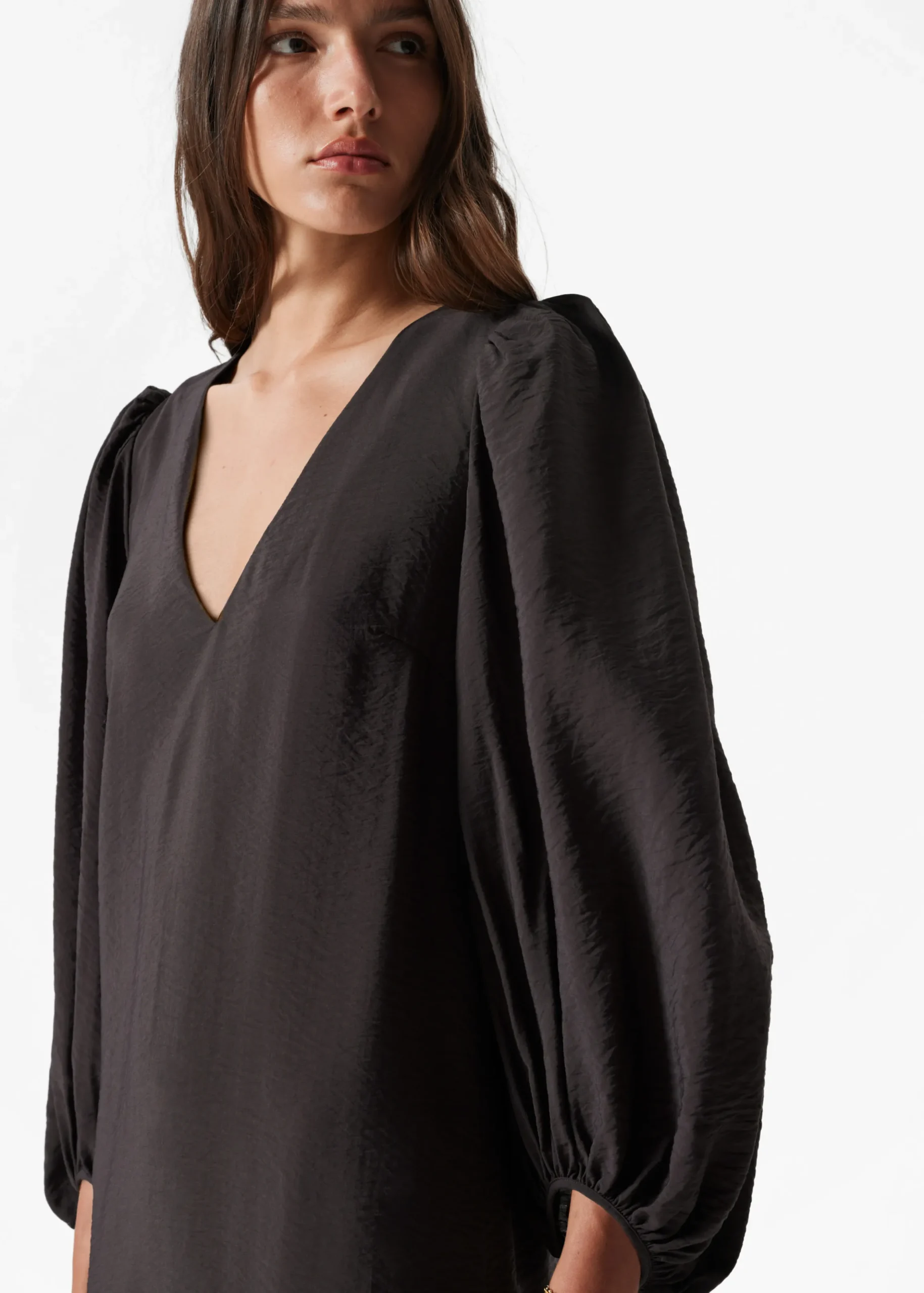 Midikleid mit Puffärmeln und V-Ausschnitt