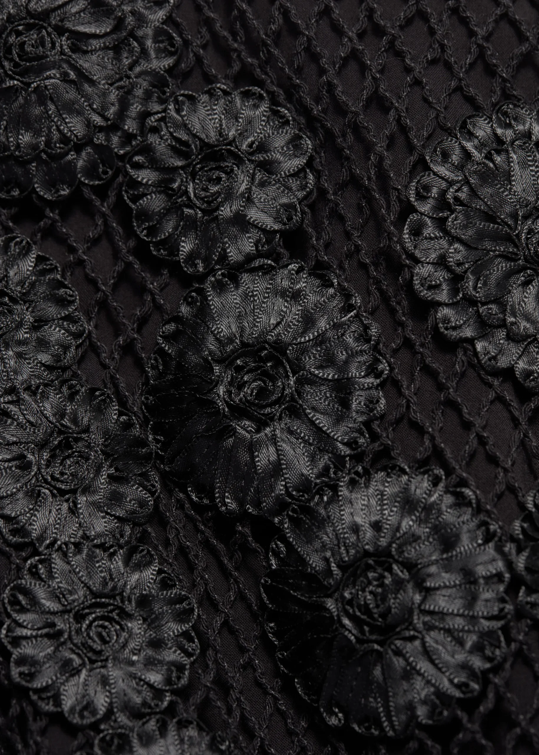 Midirock aus Mesh mit Blumenapplikationen