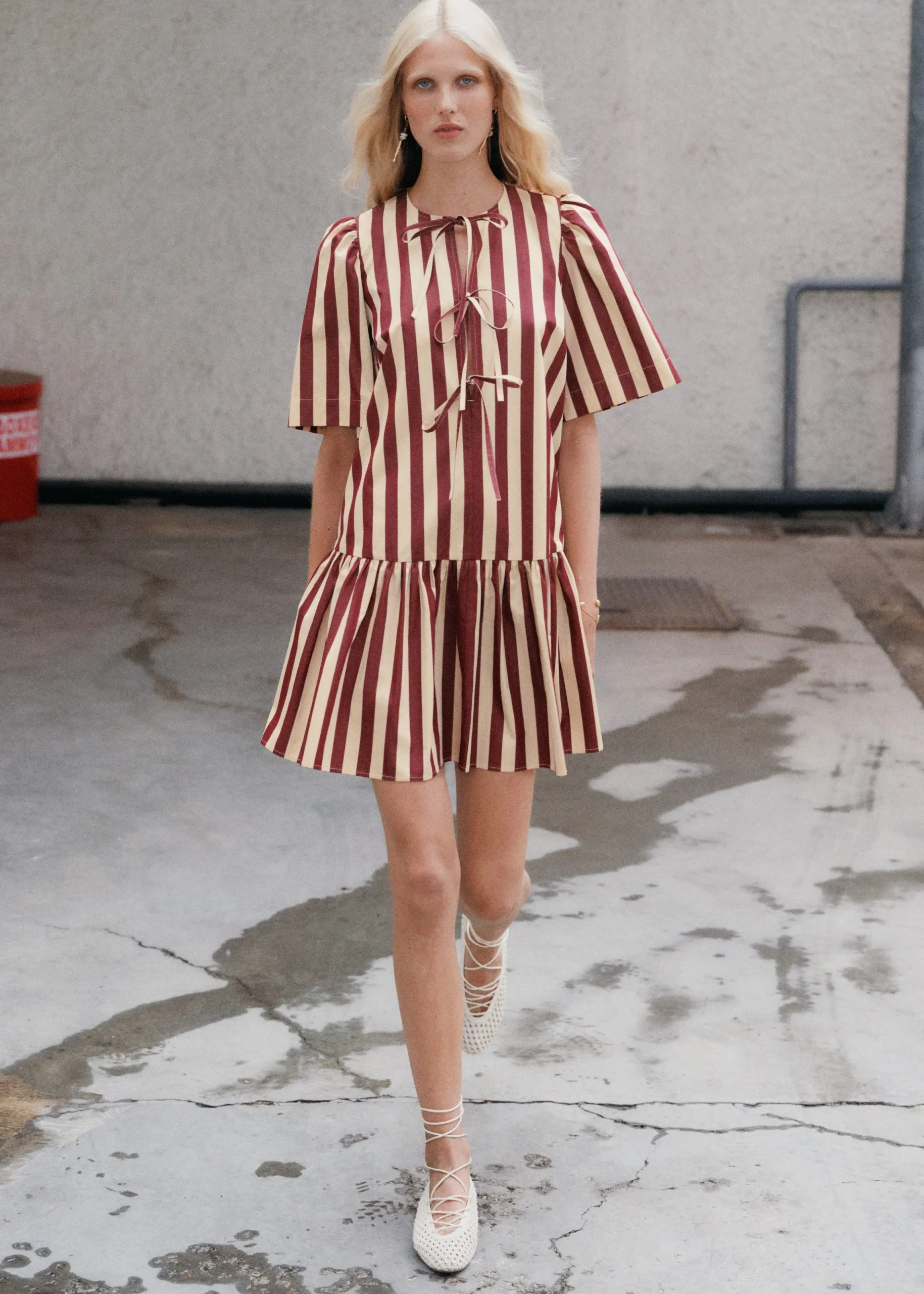 Minikleid mit Schößchen