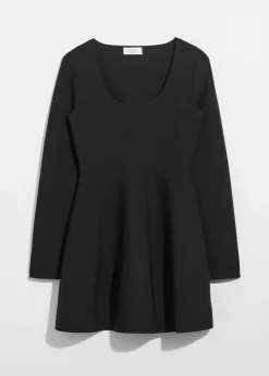Mini-Strickkleid mit Schößchen