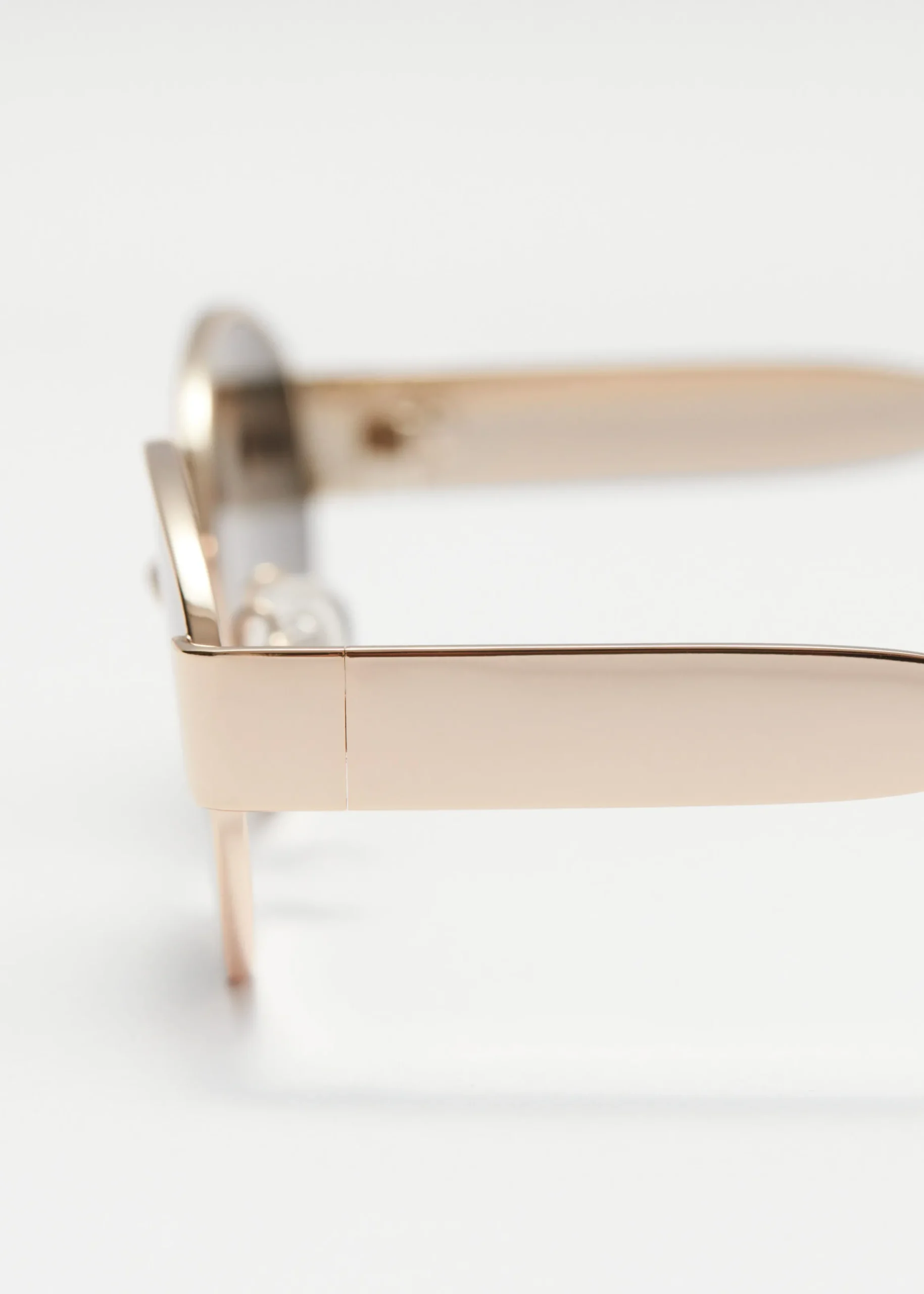 Ovale Sonnenbrille mit Metallgestell
