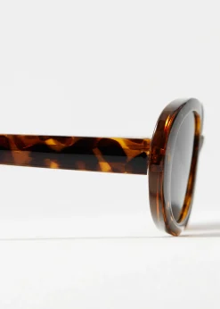 Ovale Sonnenbrille mit schmalem Rahmen