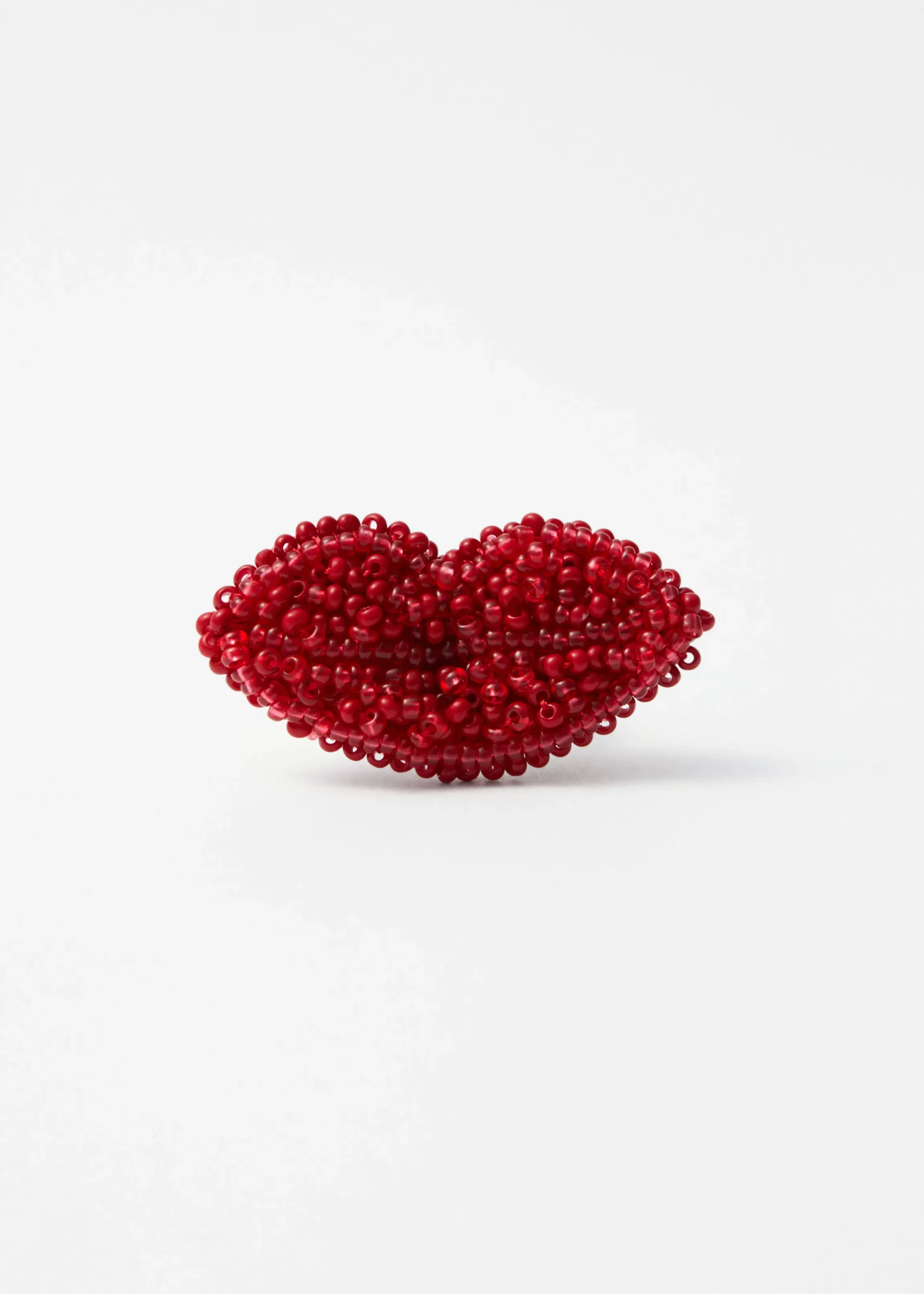 Perlenring mit Verzierung in Lippenform