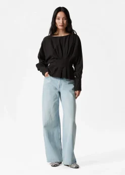 Plissierte Bluse mit U-Boot-Ausschnitt