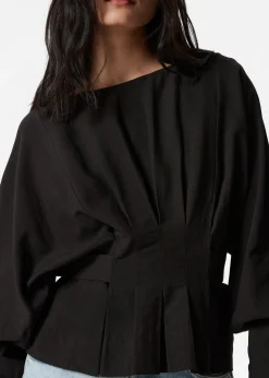 Plissierte Bluse mit U-Boot-Ausschnitt