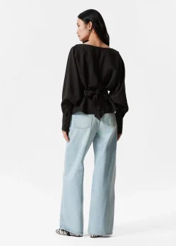 Plissierte Bluse mit U-Boot-Ausschnitt