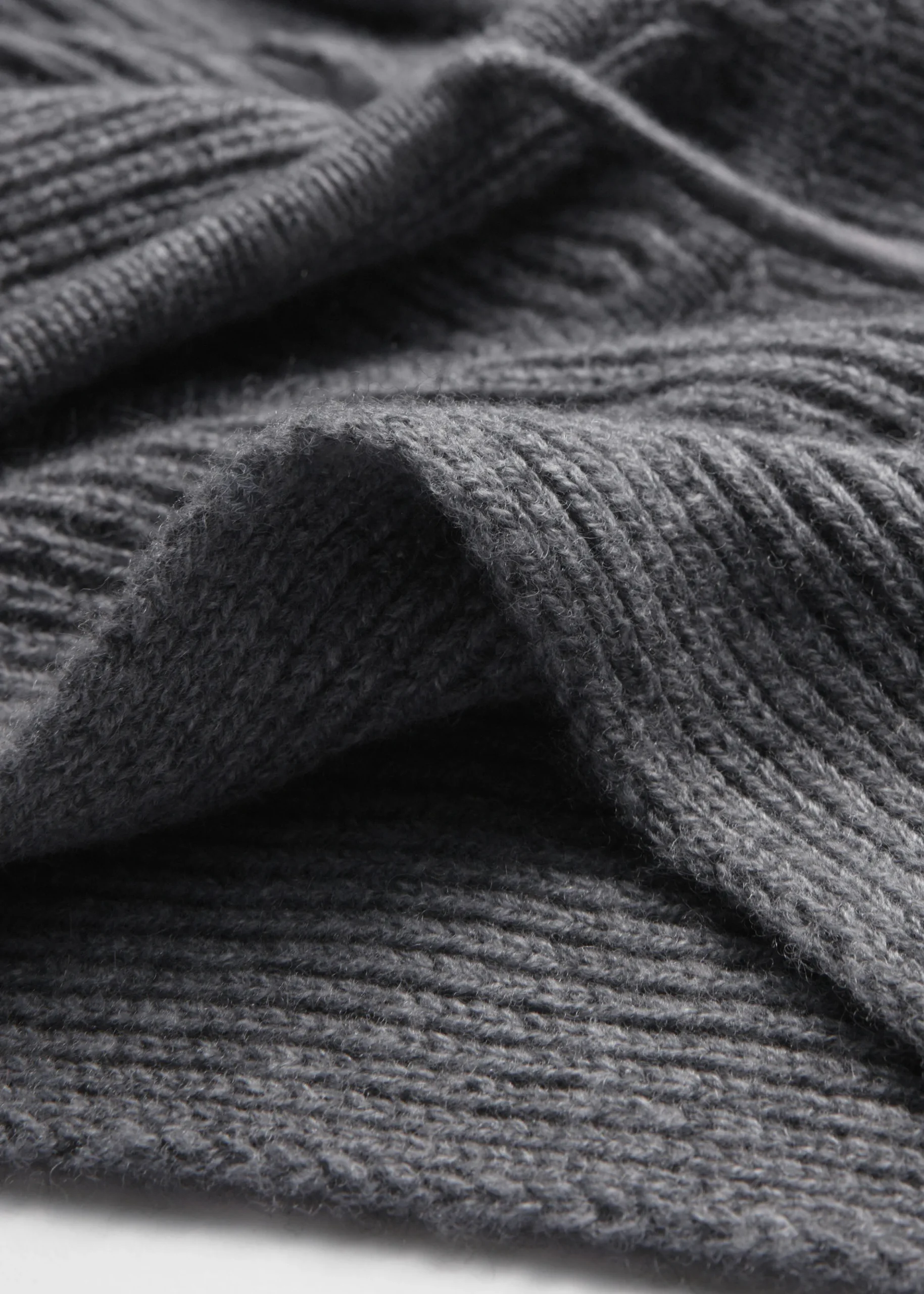 Poncho aus Wolle mit Kapuze