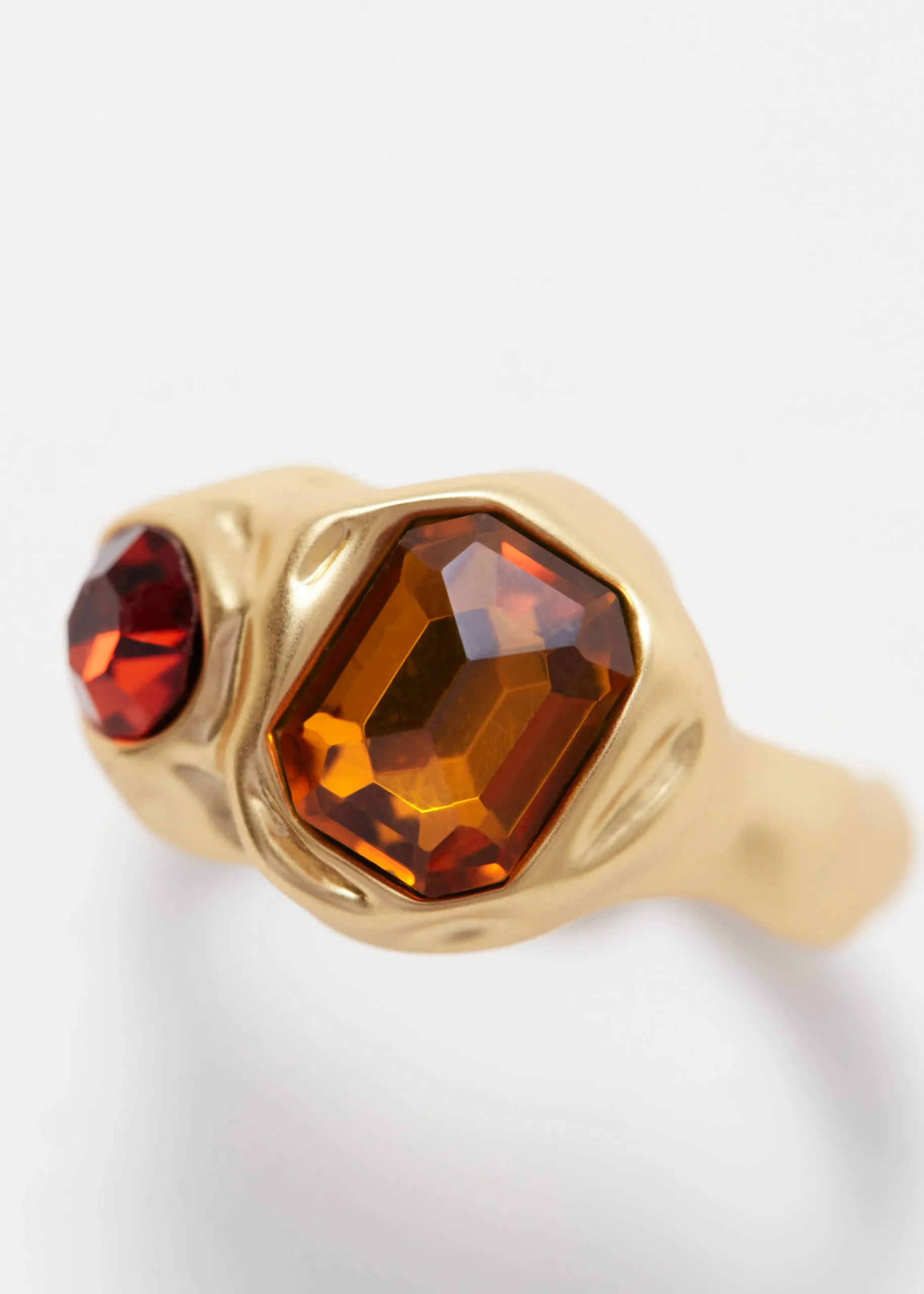 Ring mit Kristallsteinen