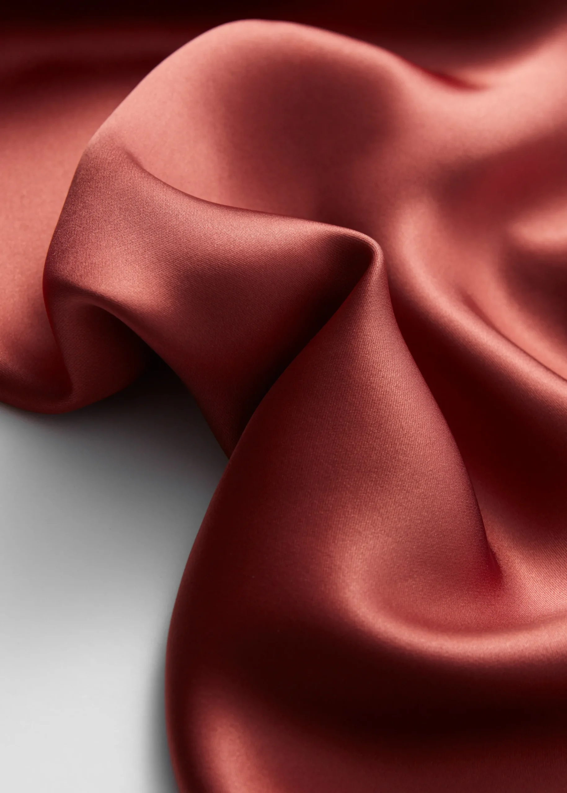 Ärmelloses Midikleid aus Satin