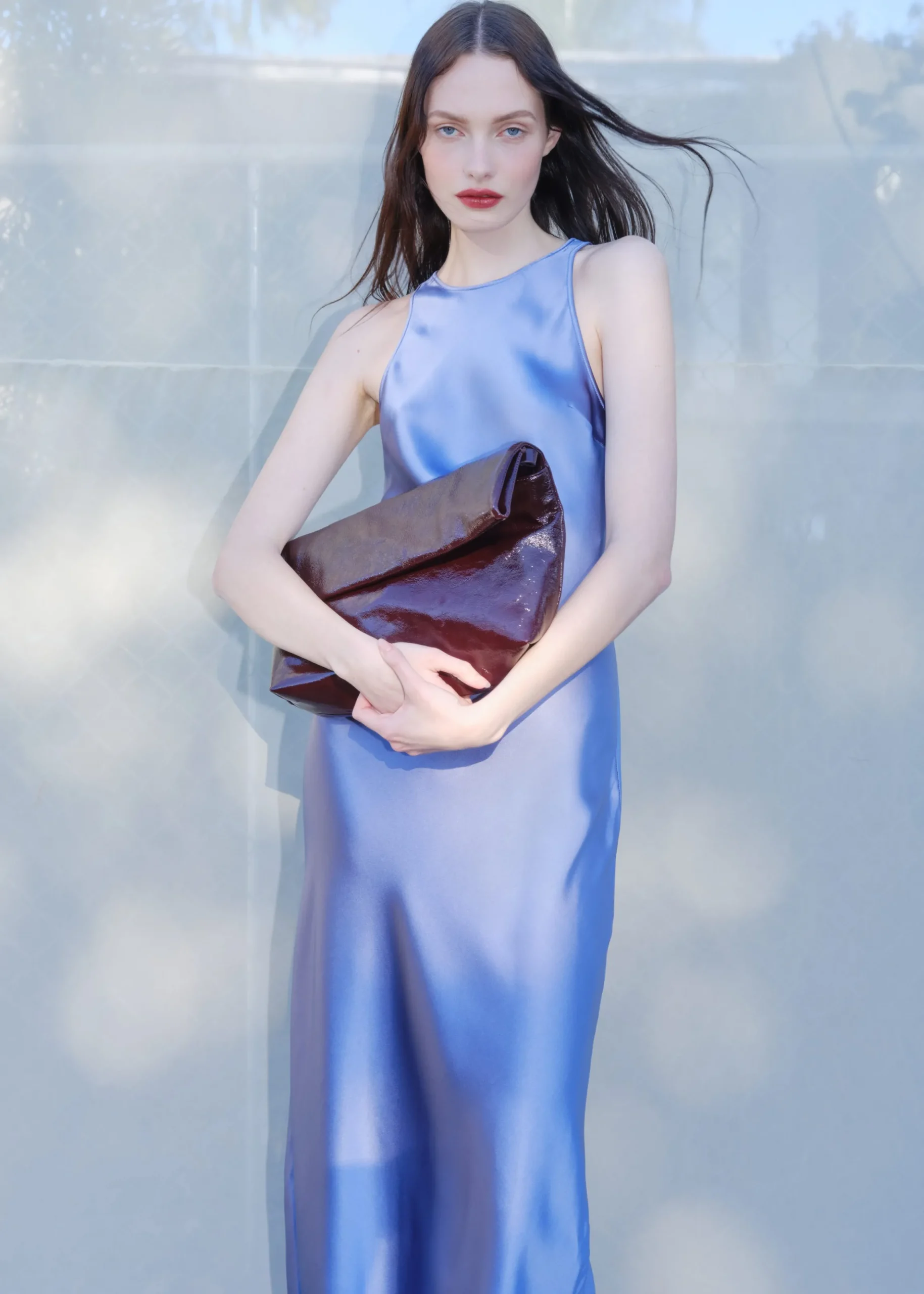 Ärmelloses Midikleid aus Satin
