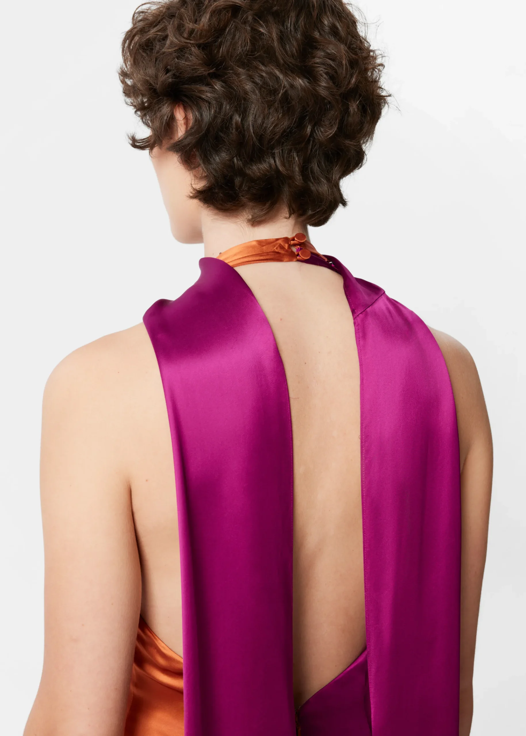 Satin-Maxikleid mit Schal