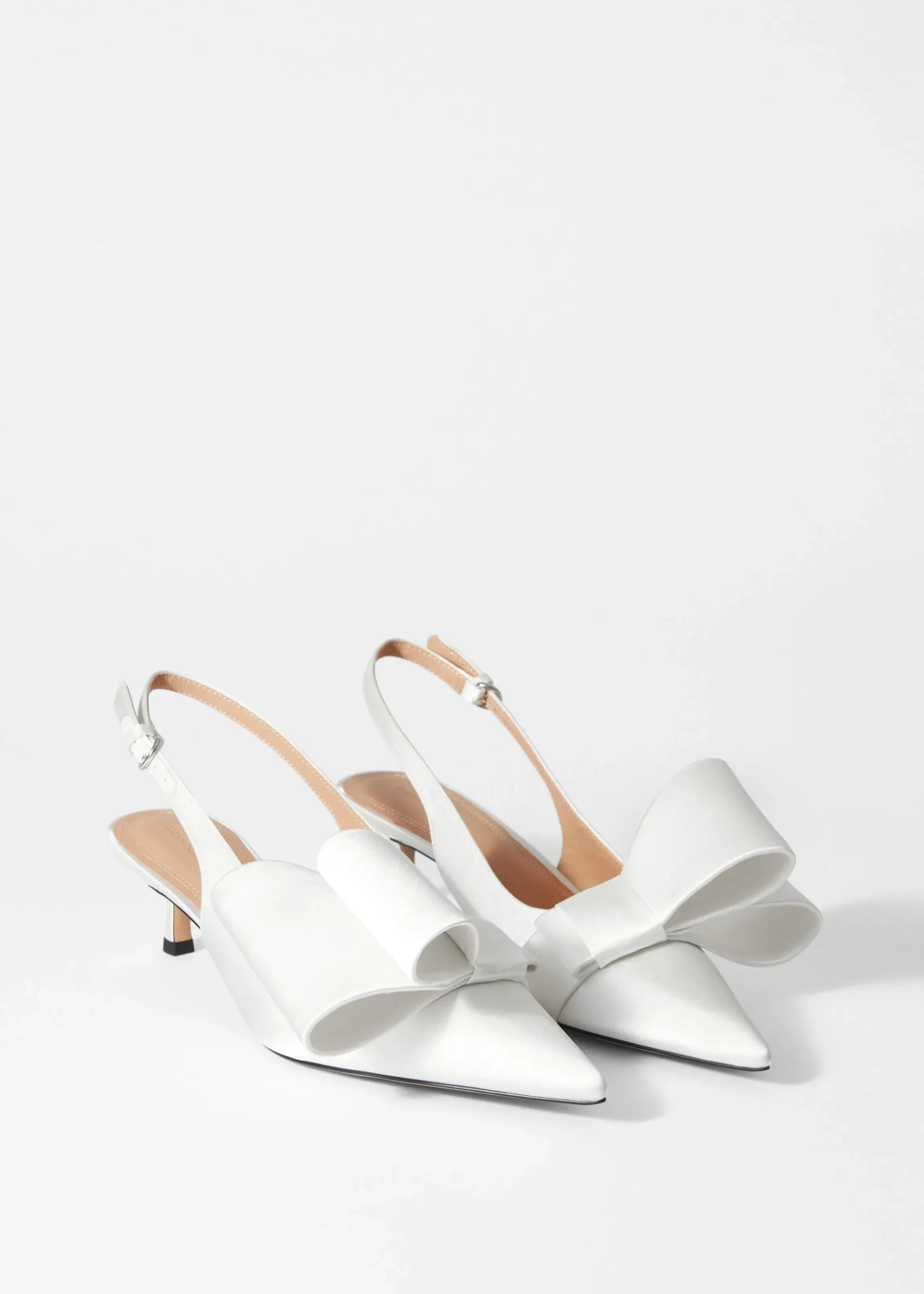 Satin-Pumps mit Schleifenverzierung