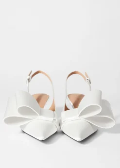 Satin-Pumps mit Schleifenverzierung