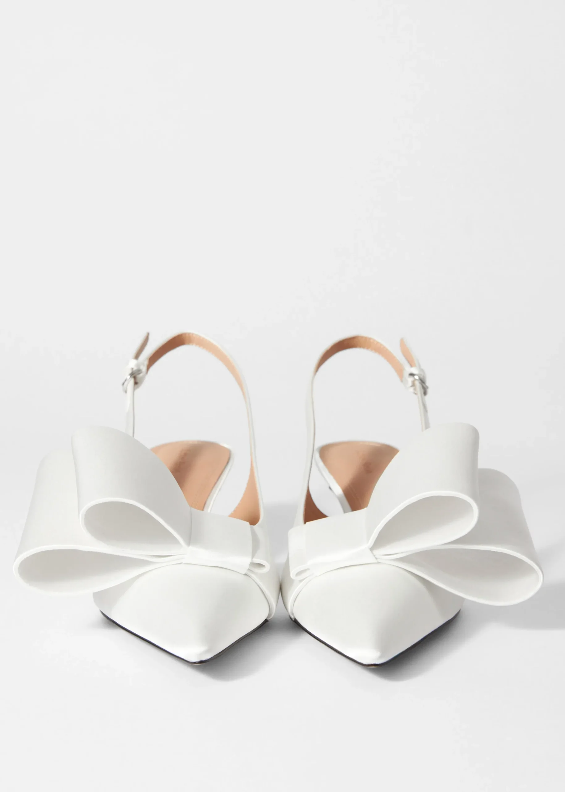 Satin-Pumps mit Schleifenverzierung