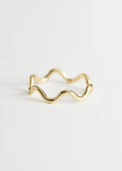 Schmaler Ring in Wellenform